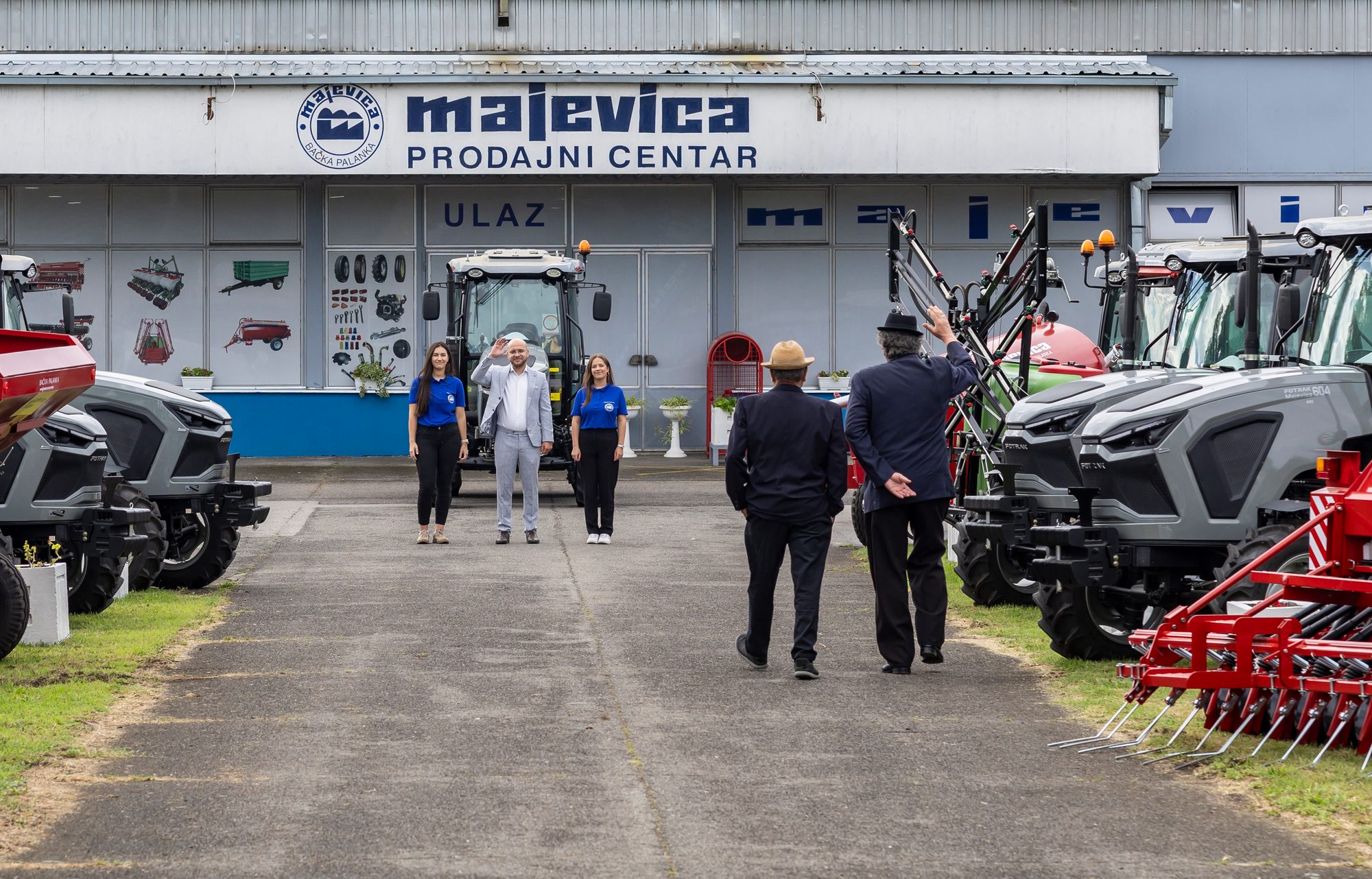 Majevica prodajni centar u Bačkoj Palanci — eksterijer sa timom