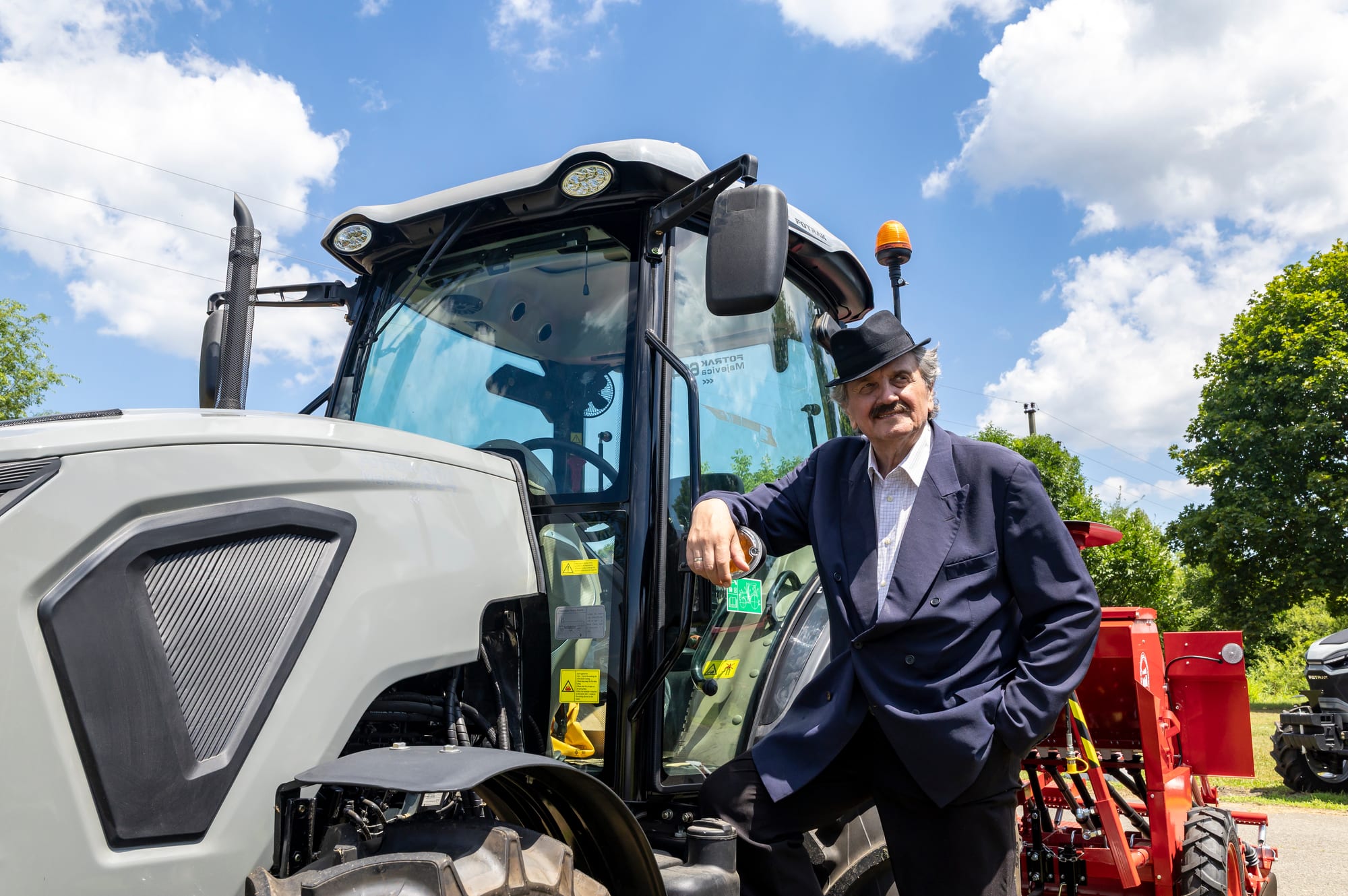Kupac uz traktor na prodajnom platou Majevica Servisa