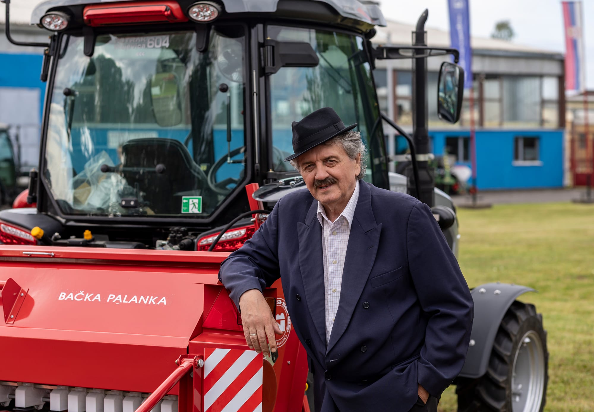 Traktor sa Majevica pneumatskom sejalicom